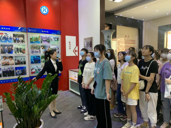 学生参观校史馆