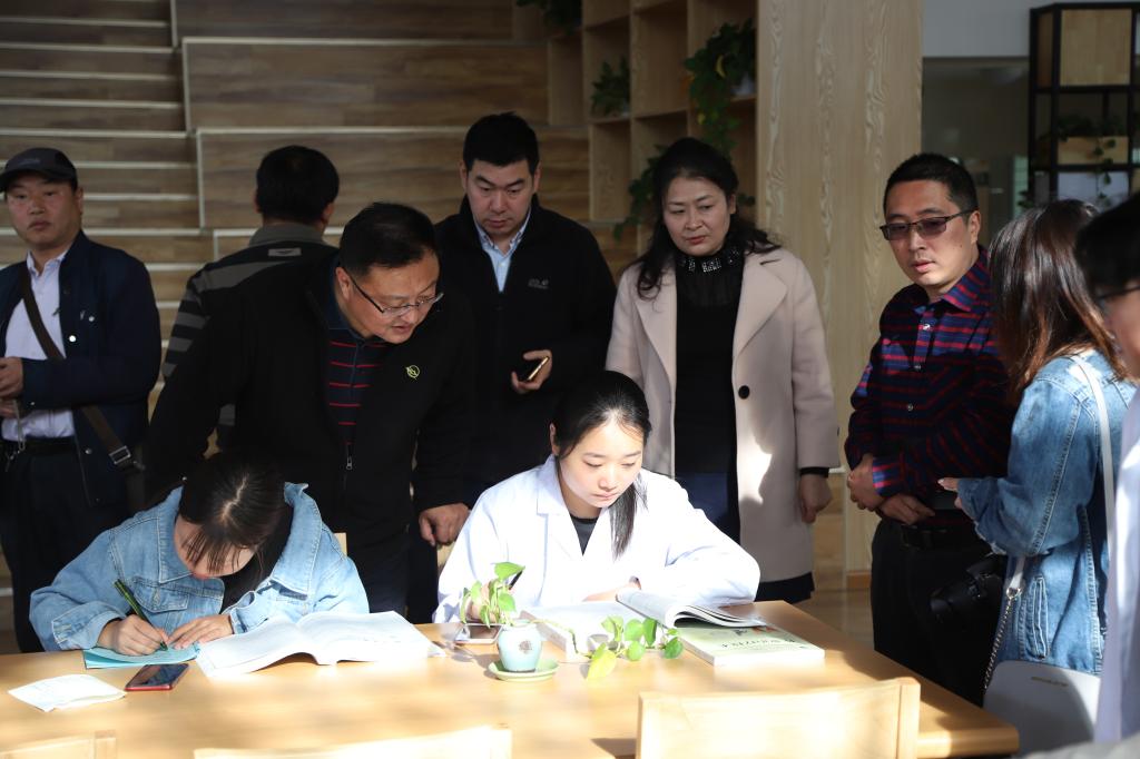 记者们走访康养学院图书馆