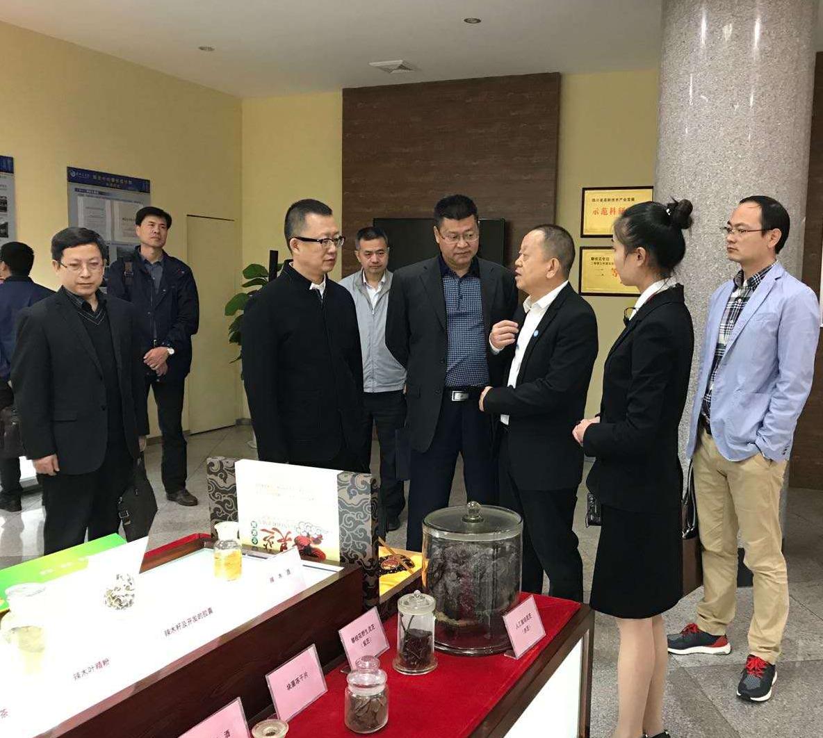 与会人员参观校史馆