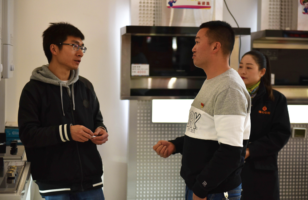 采访组在拉萨市暖心燃气热力有限公司