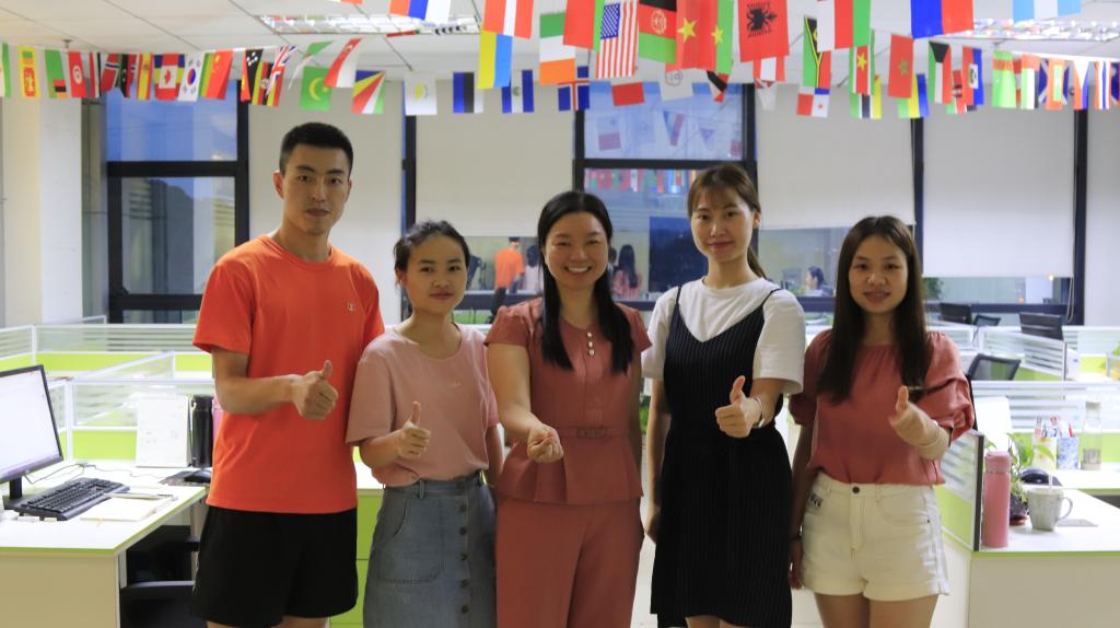 外语学院张婷校友(中)与刚刚加入团队的学弟学妹