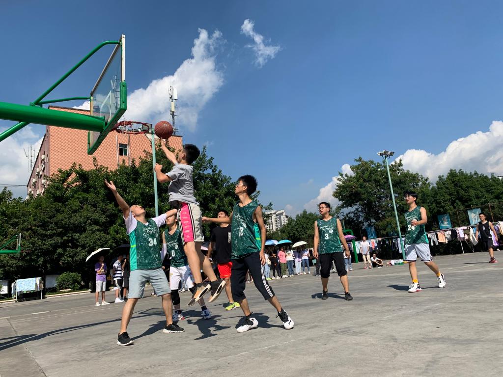 医学院组织学生进行篮球比赛