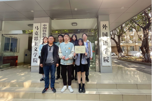 指导老师和学生团队(第二排右一是初赛学生)