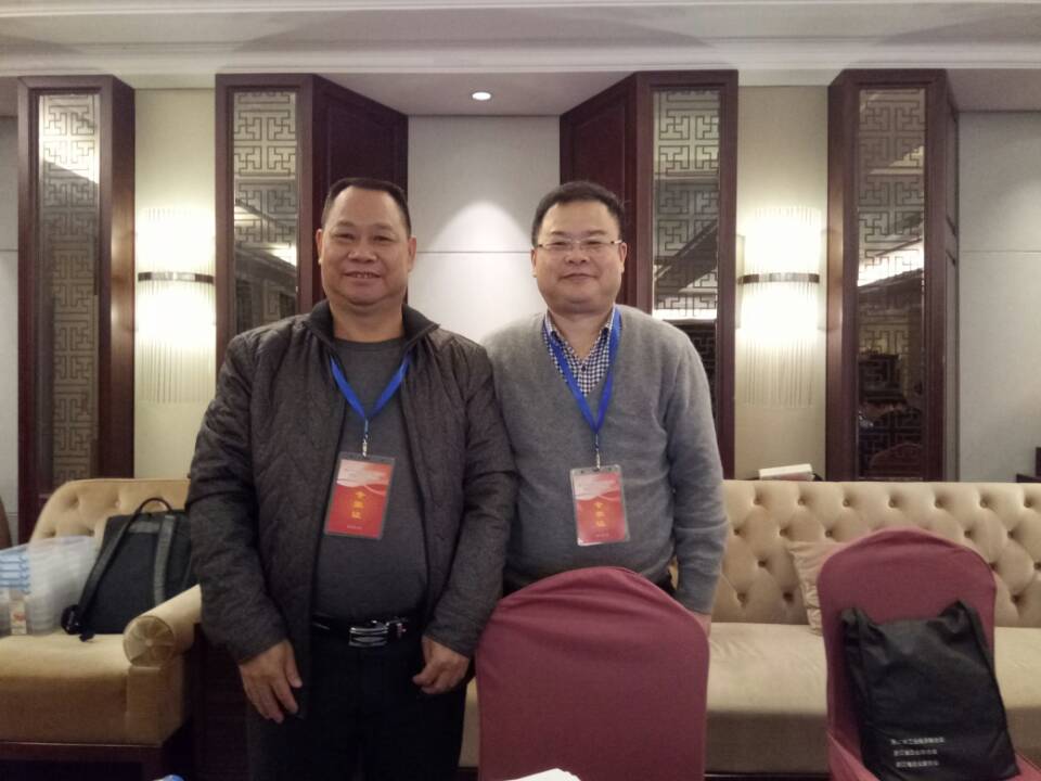周荣富教授(左)和专家组组长罗民兴院士(右)